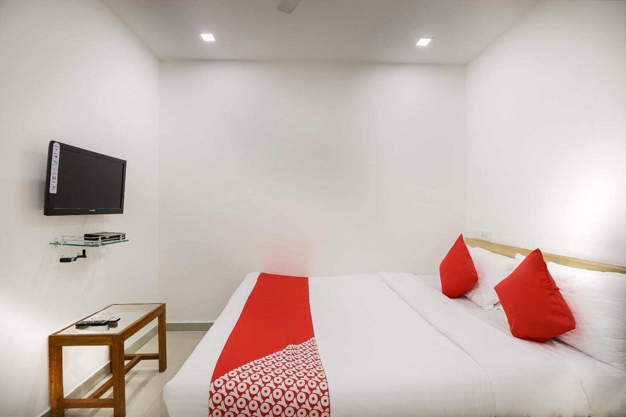 Oyo Hotel D Veeray Ahmedabad Exterior foto